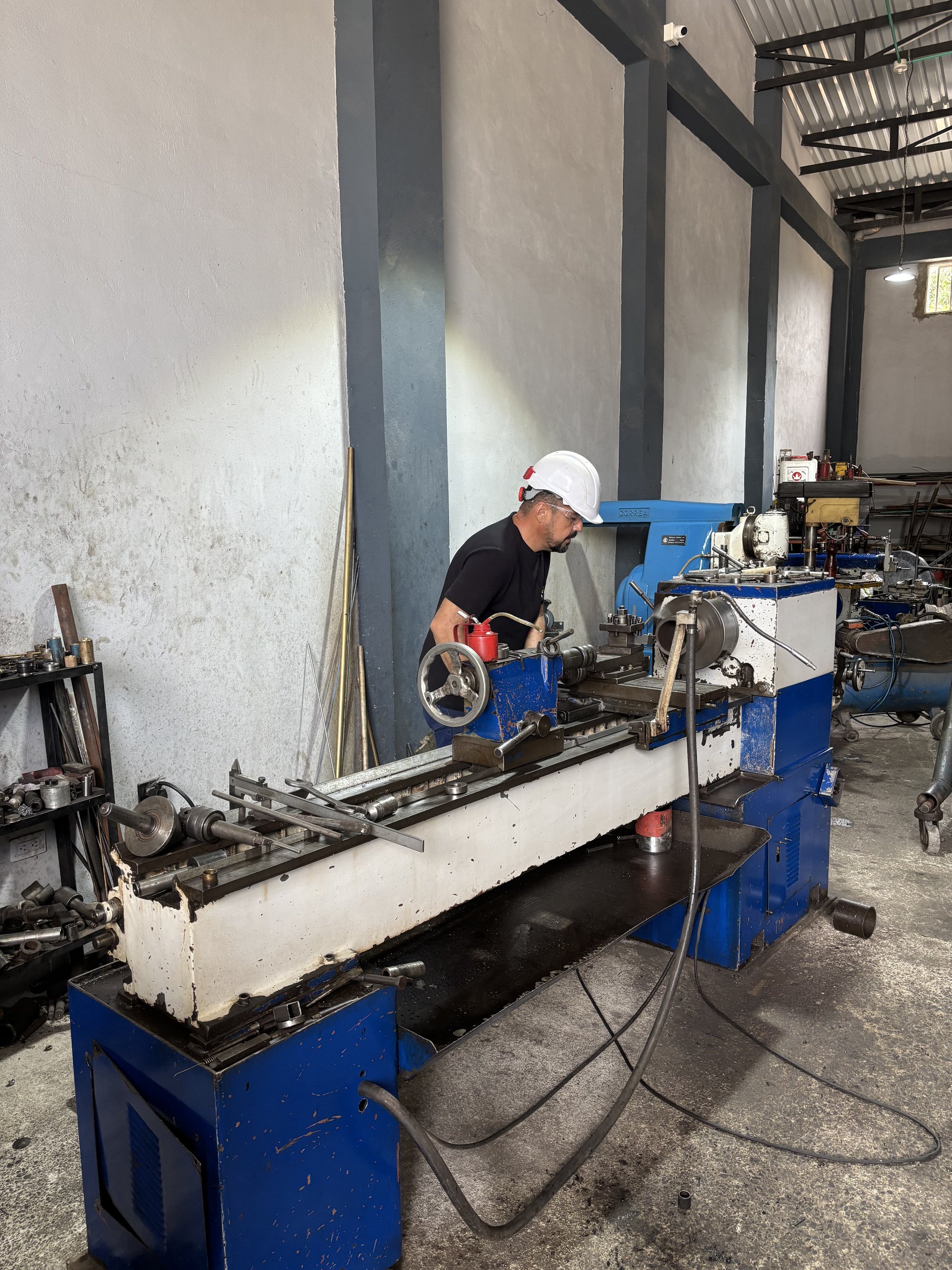 Vista general del taller con torno
