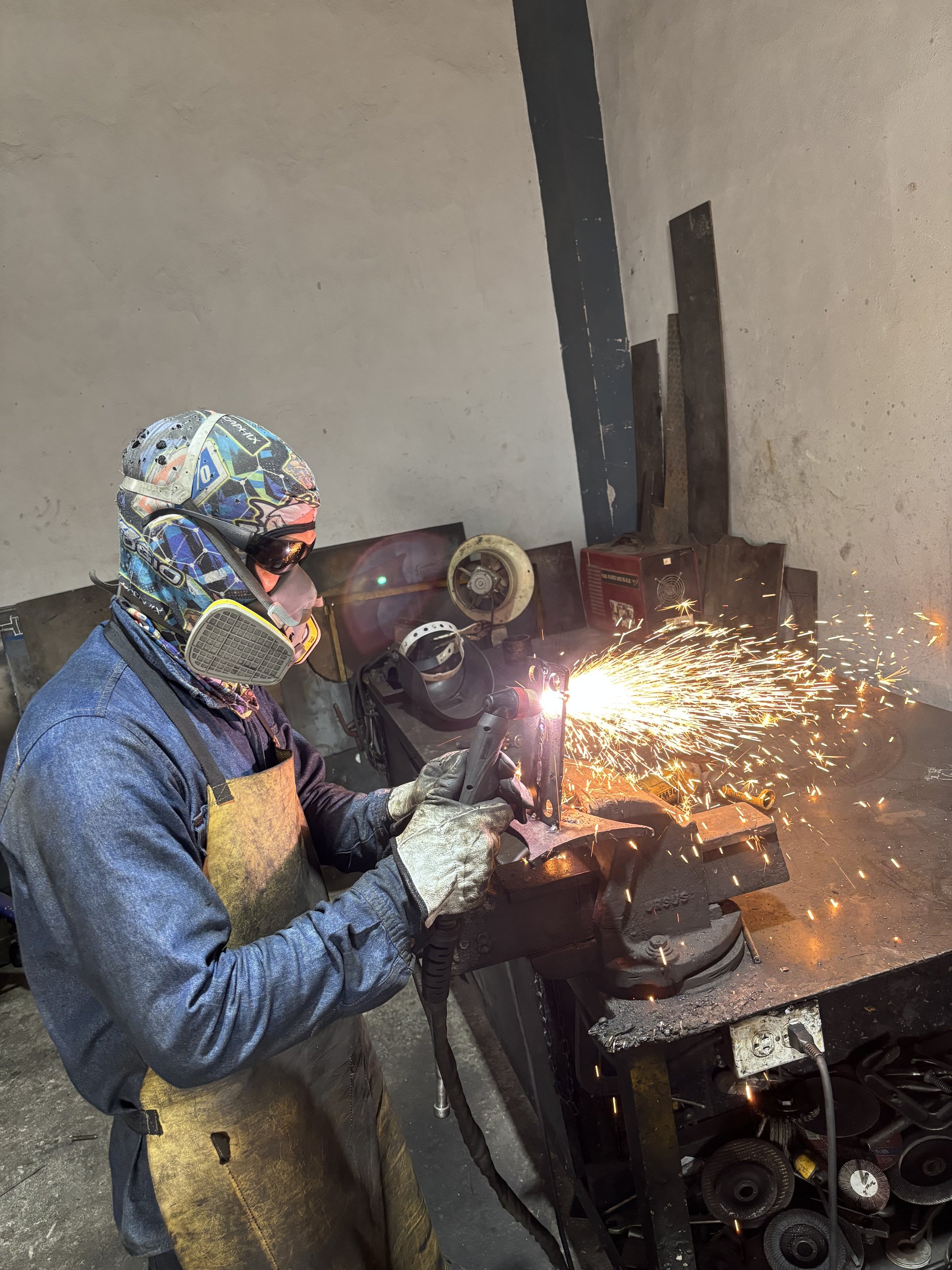 Soldador con chispas industriales